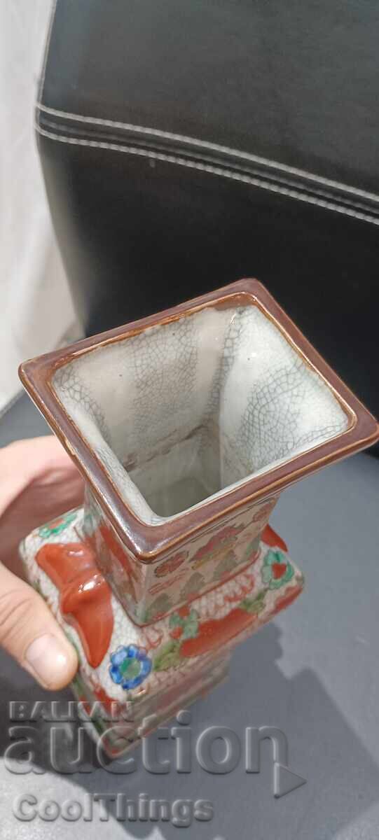 Παλιό κινέζικο βάζο με σήμανση με τιμή 140.00 BGN | € 71.58