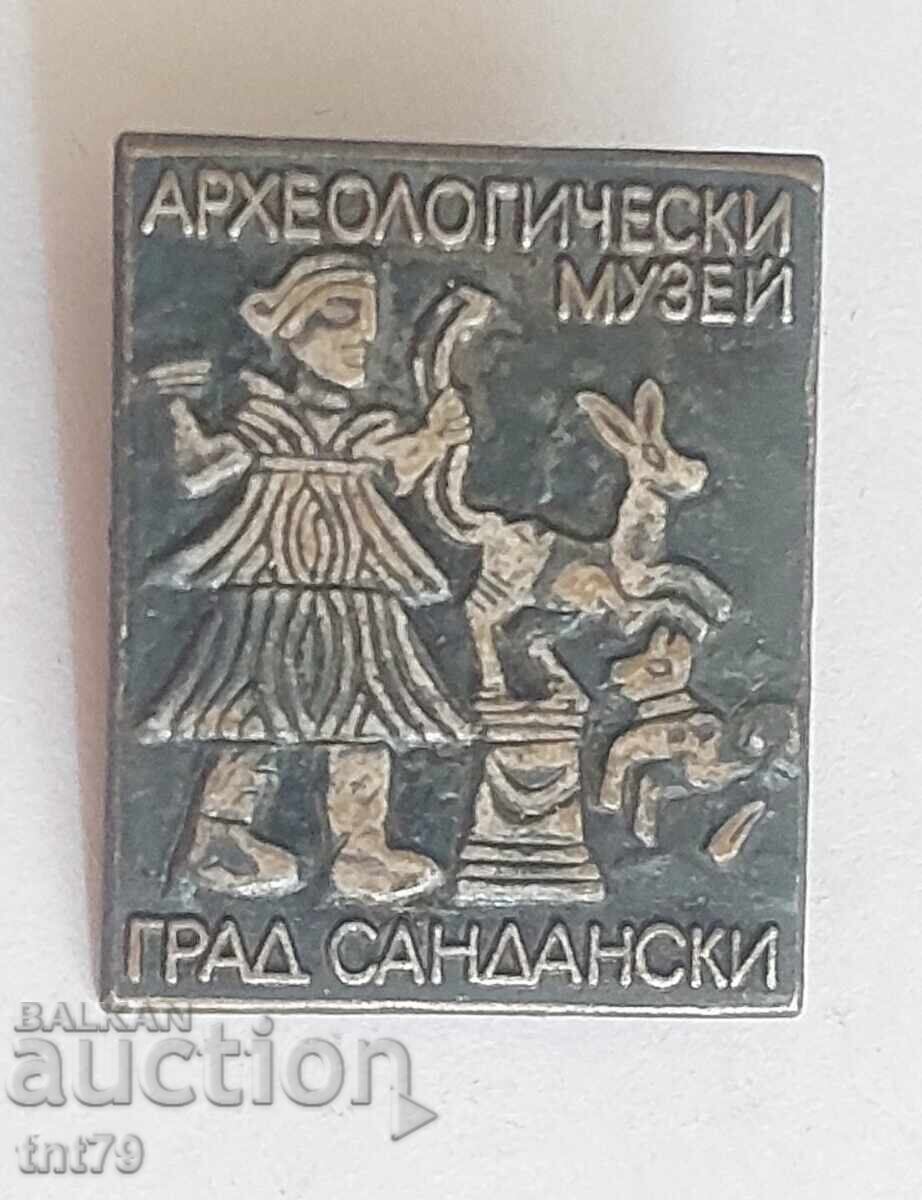 Σήμα: Αρχαιολογικό Μουσείο της Πόλης Σαντάνσκι.