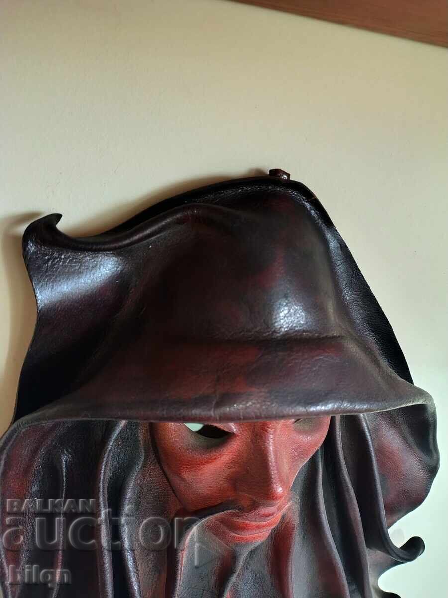 Masca de piele interesantă cu preț 59.98 BGN | € 30.67