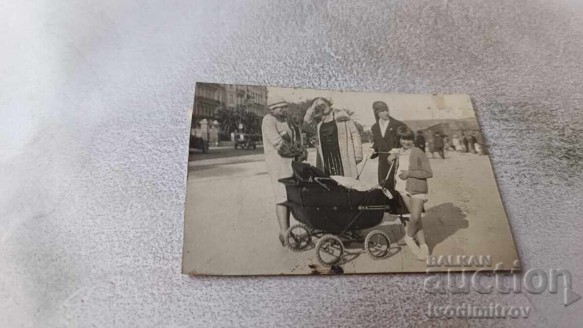 Снимка София Три жени момиче и ретро детска количка