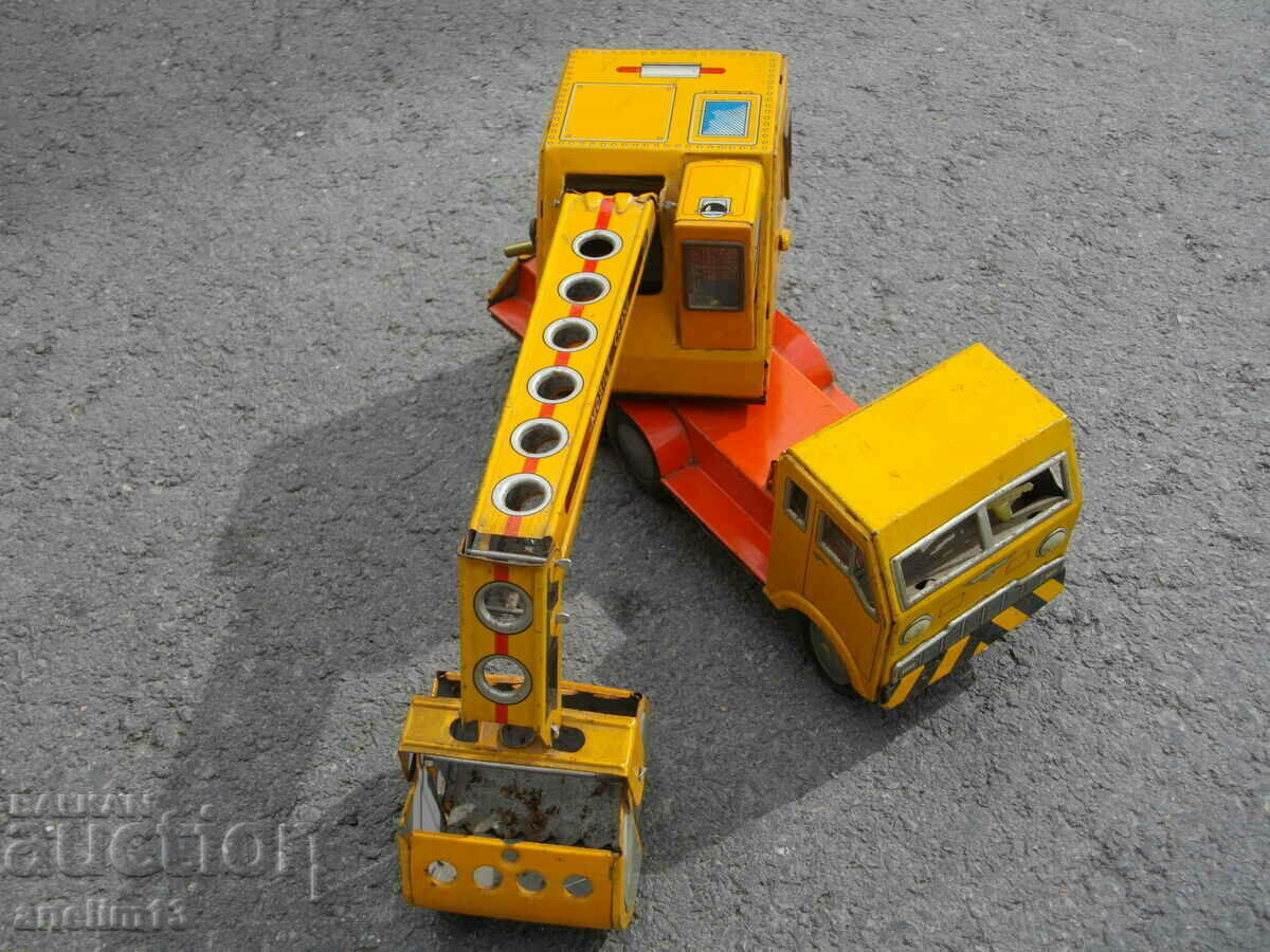 OLD SHEET METAL TOY CRANE DAIYA MOBILE CRANE JAPAN