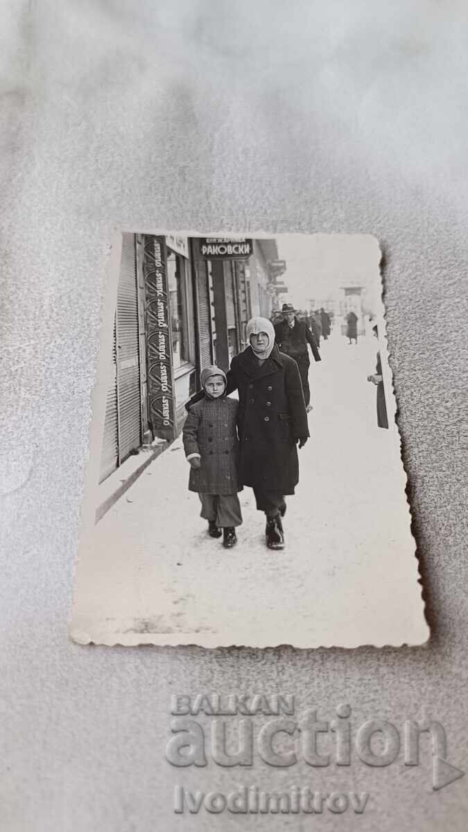 Снимка София Жена и момиче на разходка през зимата