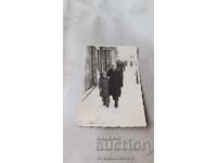 Снимка София Жена и момиче на разходка през зимата