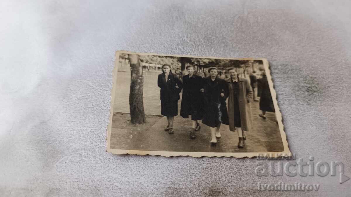 Φωτογραφία Σόφια Νέες κοπέλες σε βόλτα Φωτογραφία Σόφια Νέες κοπέλες σε βόλτα