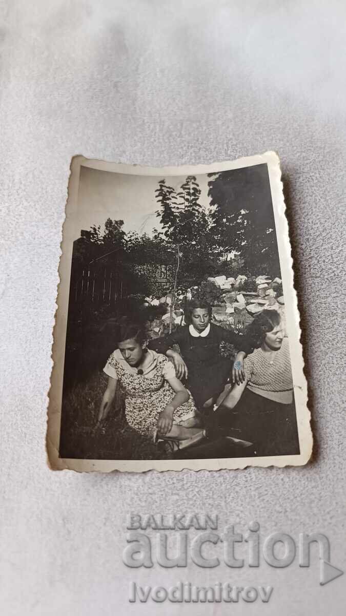 Fotografie Sofia Fete în curtea școlii D. Petkov Fotografie Sofia Fete în curtea școlii D. Petkov