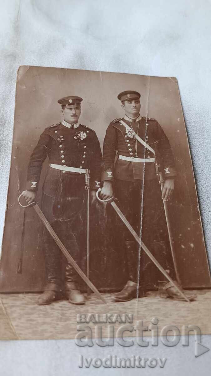 Снимка Двама старшини с извадени саби Снимка Двама старшини с извадени саби