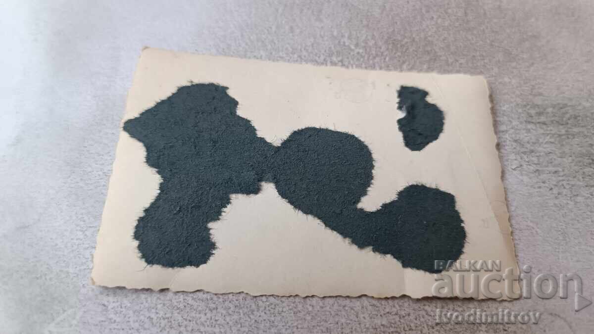 Δημοπρασία Φωτογραφία Άνδρες και γυναίκες στον δρόμο μπροστά από το ξενοδοχείο Τσάρ Μπόρις Δημοπρασία Φωτογραφία Άνδρες και γυναίκες στον δρόμο μπροστά από το ξενοδοχείο Τσάρ Μπόρις