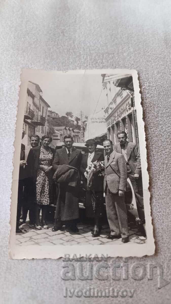 Φωτογραφία Άνδρες και γυναίκες στον δρόμο μπροστά από το ξενοδοχείο Τσάρ Μπόρις Φωτογραφία Άνδρες και γυναίκες στον δρόμο μπροστά από το ξενοδοχείο Τσάρ Μπόρις