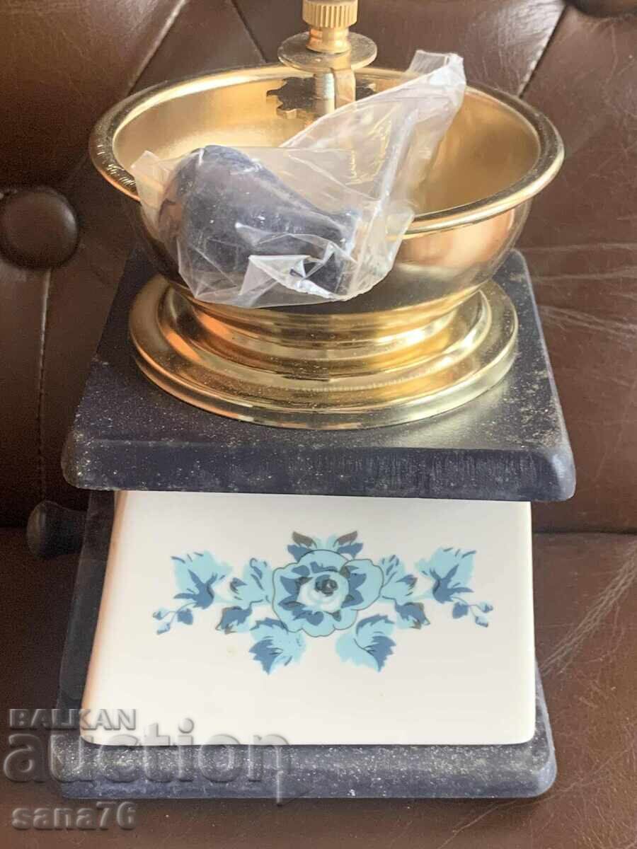 Nouă râșniță de cafea din porțelan retro, râșniță de cafea (cu cutie) cu preț € 15.00 | 29.34 BGN Nouă râșniță de cafea din porțelan retro, râșniță de cafea (cu cutie) cu preț € 15.00 | 29.34 BGN