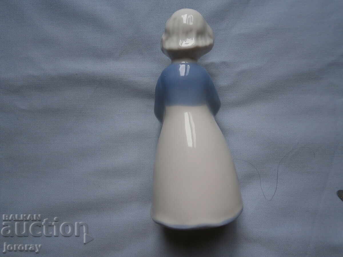 Porcelain figure with price 4.00 BGN | € 2.05 Porcelain figure with price 4.00 BGN | € 2.05