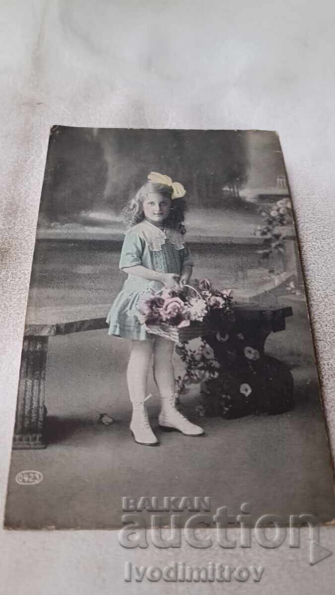 Carte poștală Fetiță cu coș cu flori