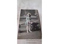 Пощенска картичка Момиченце с кошница с цветя