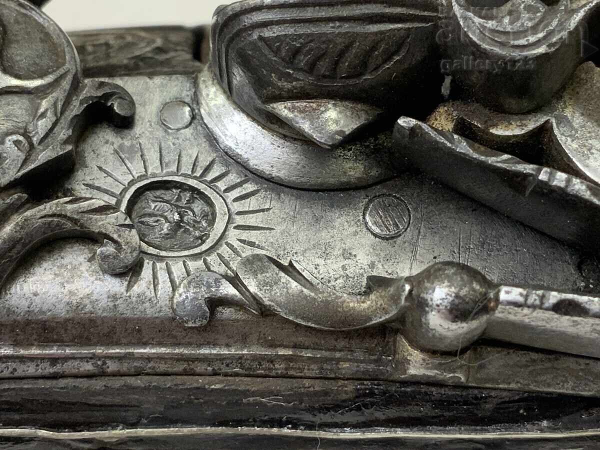 Auction Revival flintlock pistol, silver, engraved inlays Auction Revival flintlock pistol, silver, engraved inlays