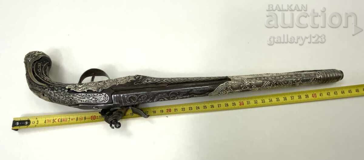 Delivery of Revival flintlock pistol, silver, engraved inlays Delivery of Revival flintlock pistol, silver, engraved inlays