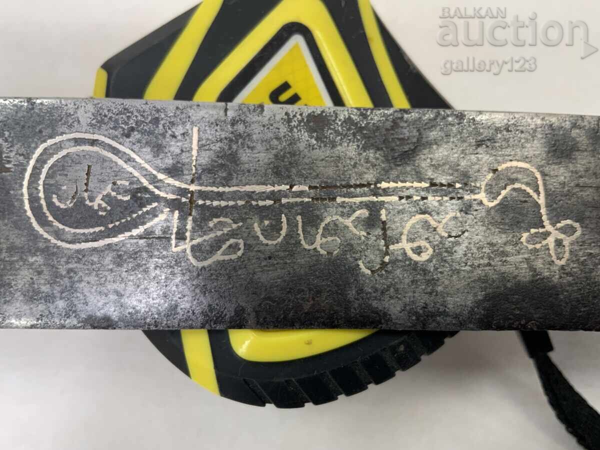 Auction  Revival-era yataghan, scales of buffalo horn, silver inlay