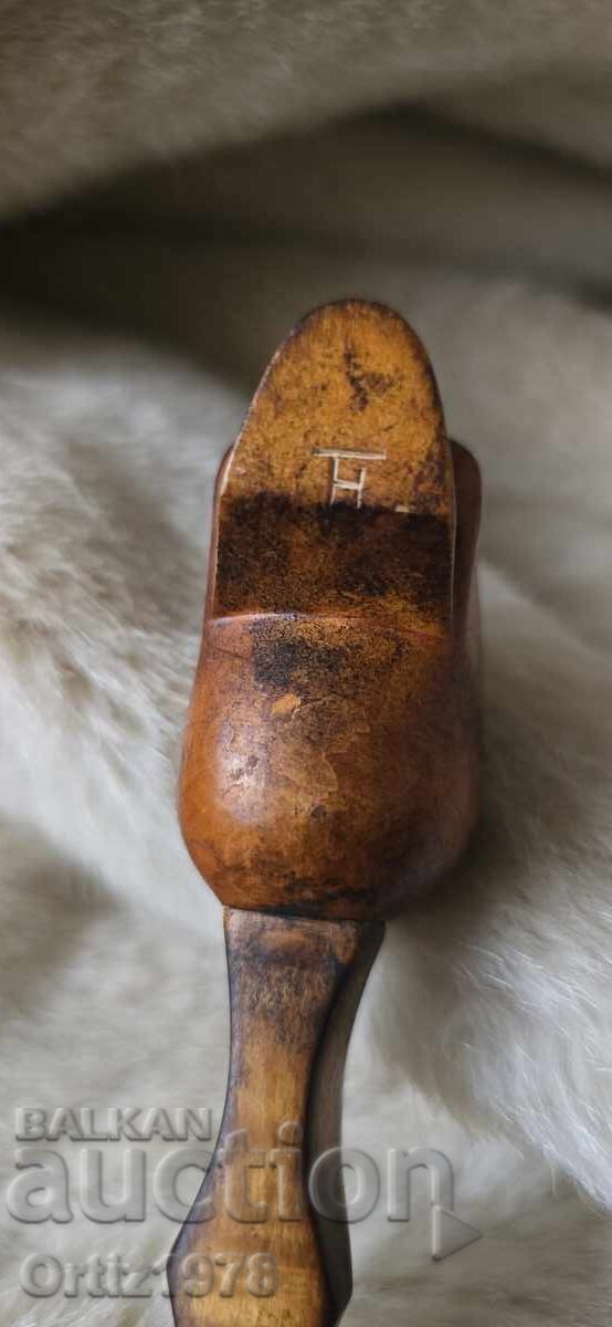 Livrarea Sculptură în lemn perfectă, de autor – brichetă funcțională Livrarea Sculptură în lemn perfectă, de autor – brichetă funcțională