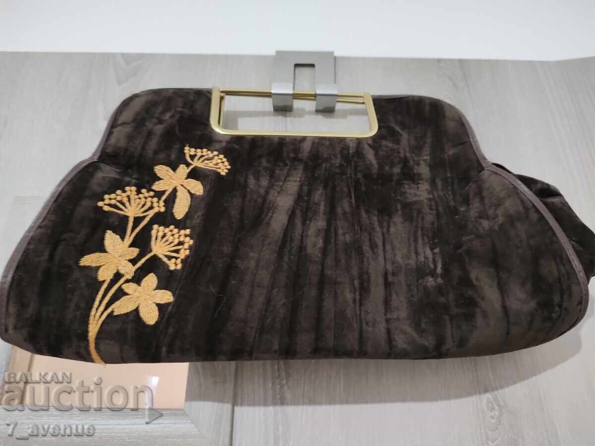 Καφέ βελούδινο νεσεσέρ με κέντημα 18.10.25 με τιμή 49.00 BGN | € 25.05