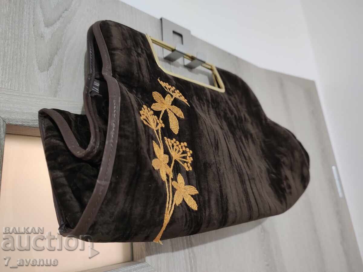 Δημοπρασία Καφέ βελούδινο νεσεσέρ με κέντημα 18.10.25