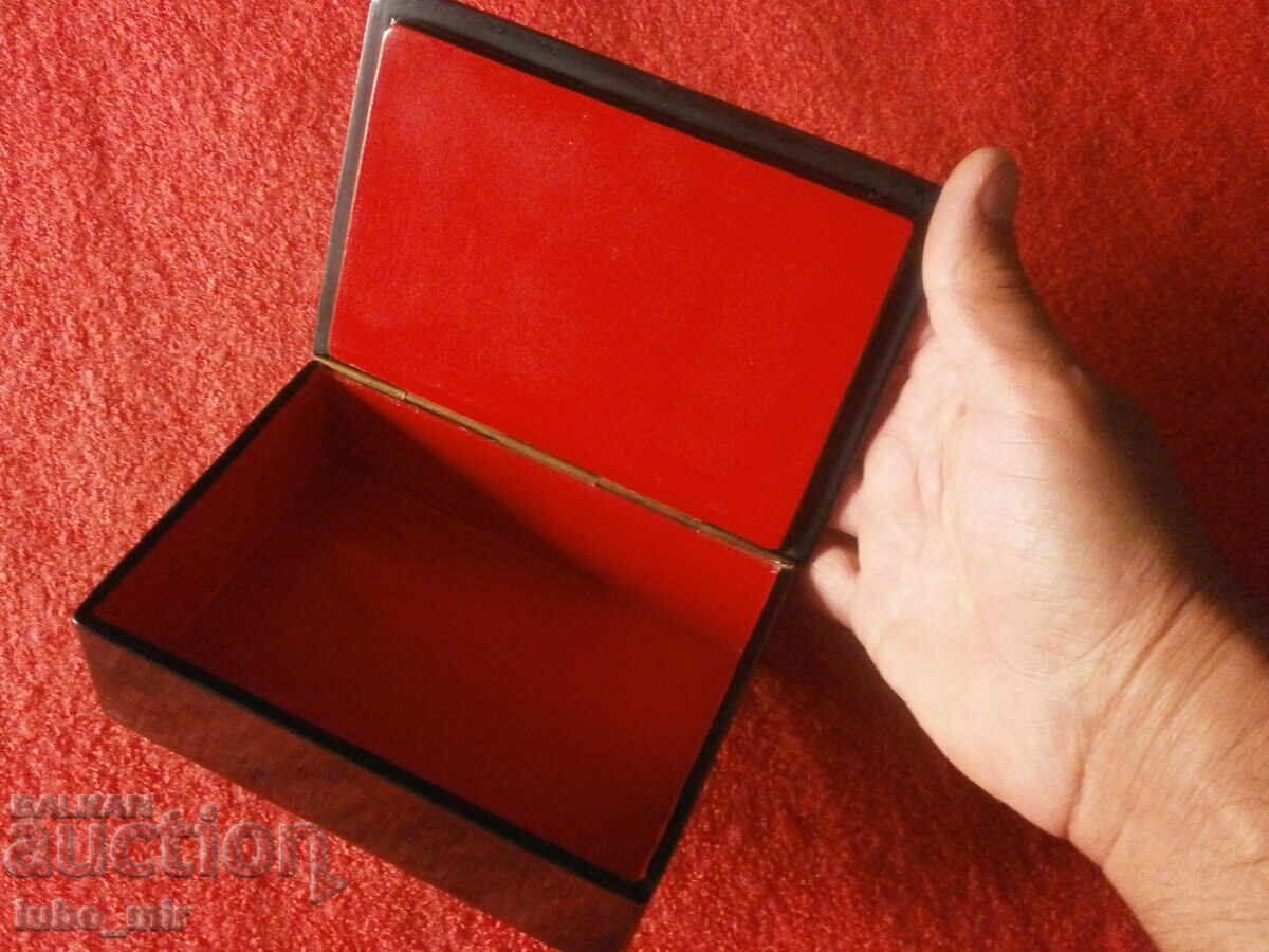 Auction OLD RUSSIAN PAPIER-MÂCHÉ BOX - HAND-PAINTED Auction OLD RUSSIAN PAPIER-MÂCHÉ BOX - HAND-PAINTED