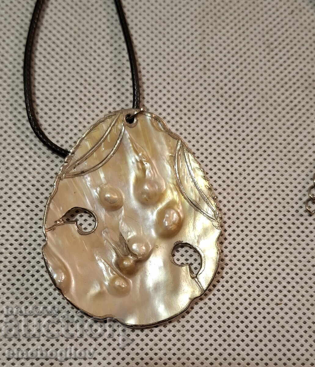 Εντυπωσιακό Μετάλλιο με Μαργαριταρένιο Μύδι με τιμή 1.60 BGN | € 0.82 Εντυπωσιακό Μετάλλιο με Μαργαριταρένιο Μύδι με τιμή 1.60 BGN | € 0.82