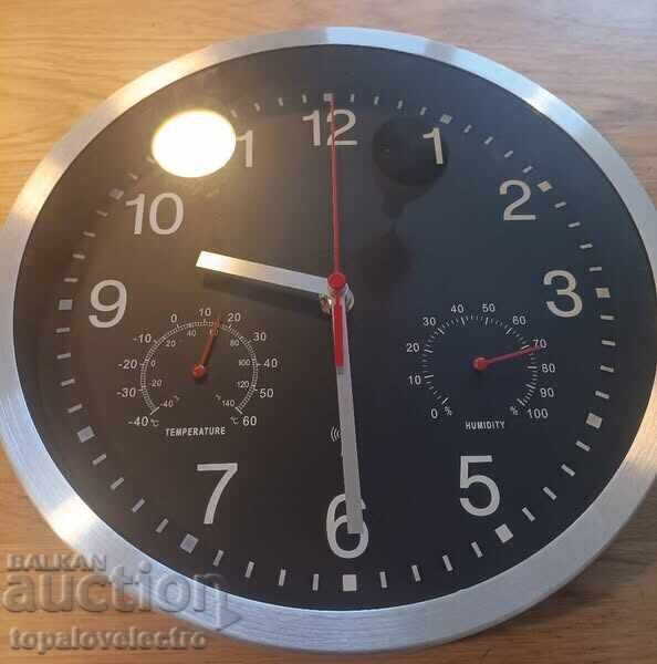 Аукцион НОВ! Радио стенен часовник без тиктакане с температура и вла