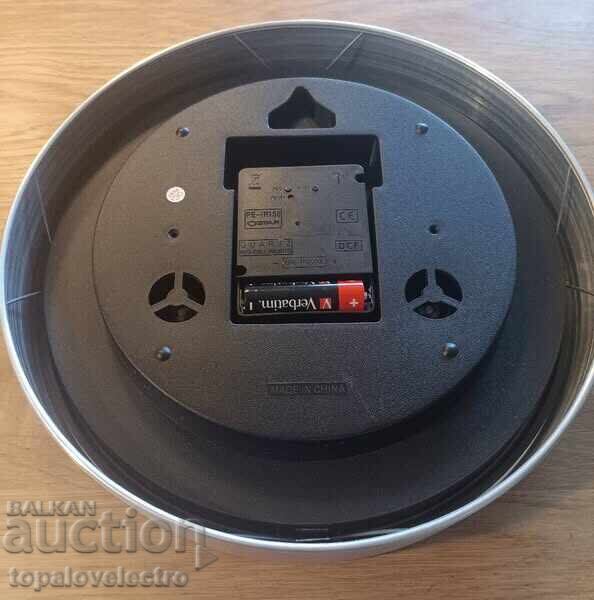 НОВ! Радио стенен часовник без тиктакане с температура и вла - 5