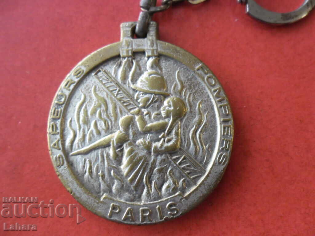 Breloc Paris cu preț € 1.53 | 2.99 BGN Breloc Paris cu preț € 1.53 | 2.99 BGN