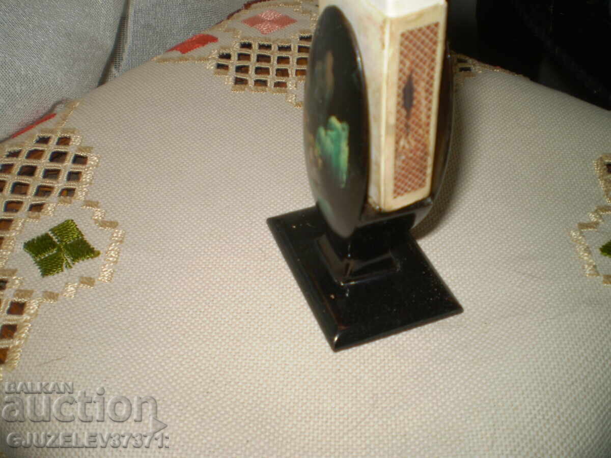 Δημοπρασία Βίντατζ μαύρο, λακαρισμένο, ψηλό βάθρο για σπίρτα Δημοπρασία Βίντατζ μαύρο, λακαρισμένο, ψηλό βάθρο για σπίρτα