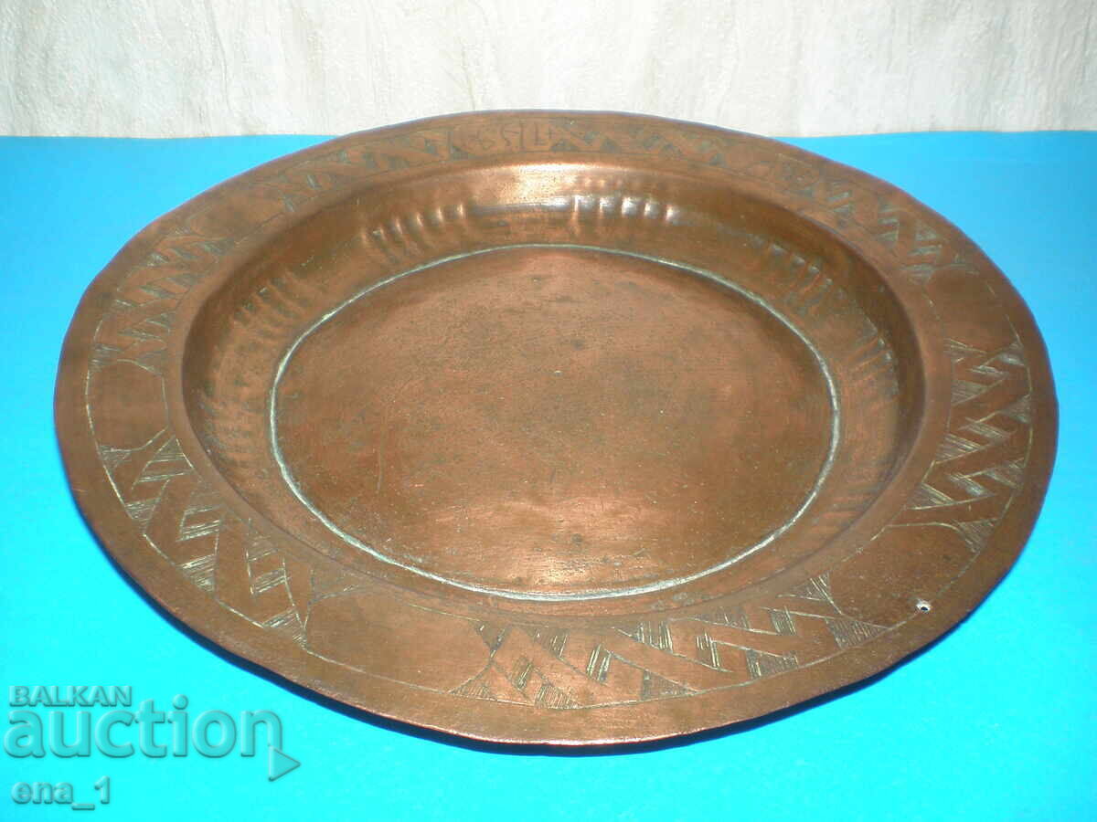 Παράδοση Χάλκινο πιάτο Αναγέννησης, χαραγμένο με επιγραφές του 19ου αιώνα Παράδοση Χάλκινο πιάτο Αναγέννησης, χαραγμένο με επιγραφές του 19ου αιώνα