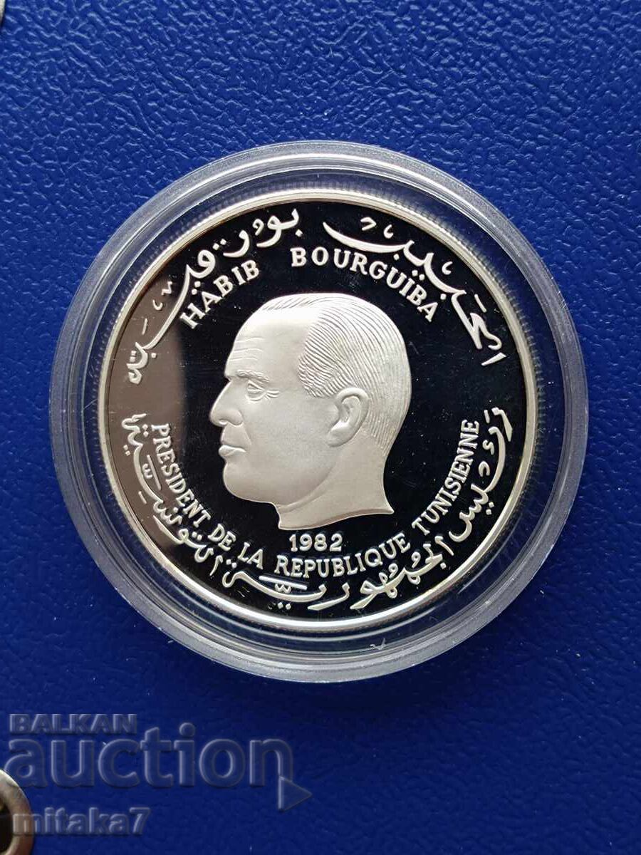 Delivery of 5 Dinars 1982, Tunisia Delivery of 5 Dinars 1982, Tunisia