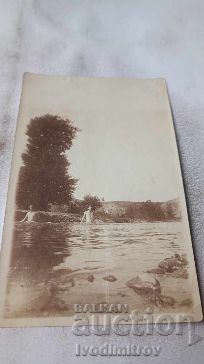 Φωτογραφία Δύο ανδρών που κολυμπούν στο ποτάμι