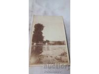 Φωτογραφία Δύο ανδρών που κολυμπούν στο ποτάμι