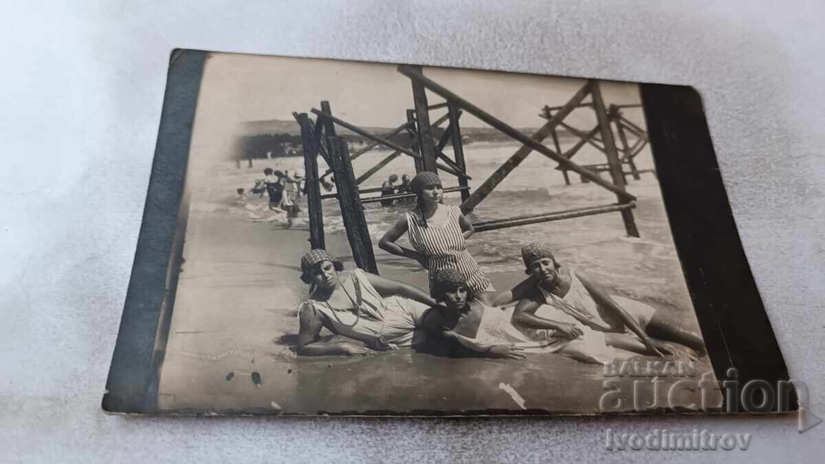 C-ka Four young girls with retro swimsuits on the seashore