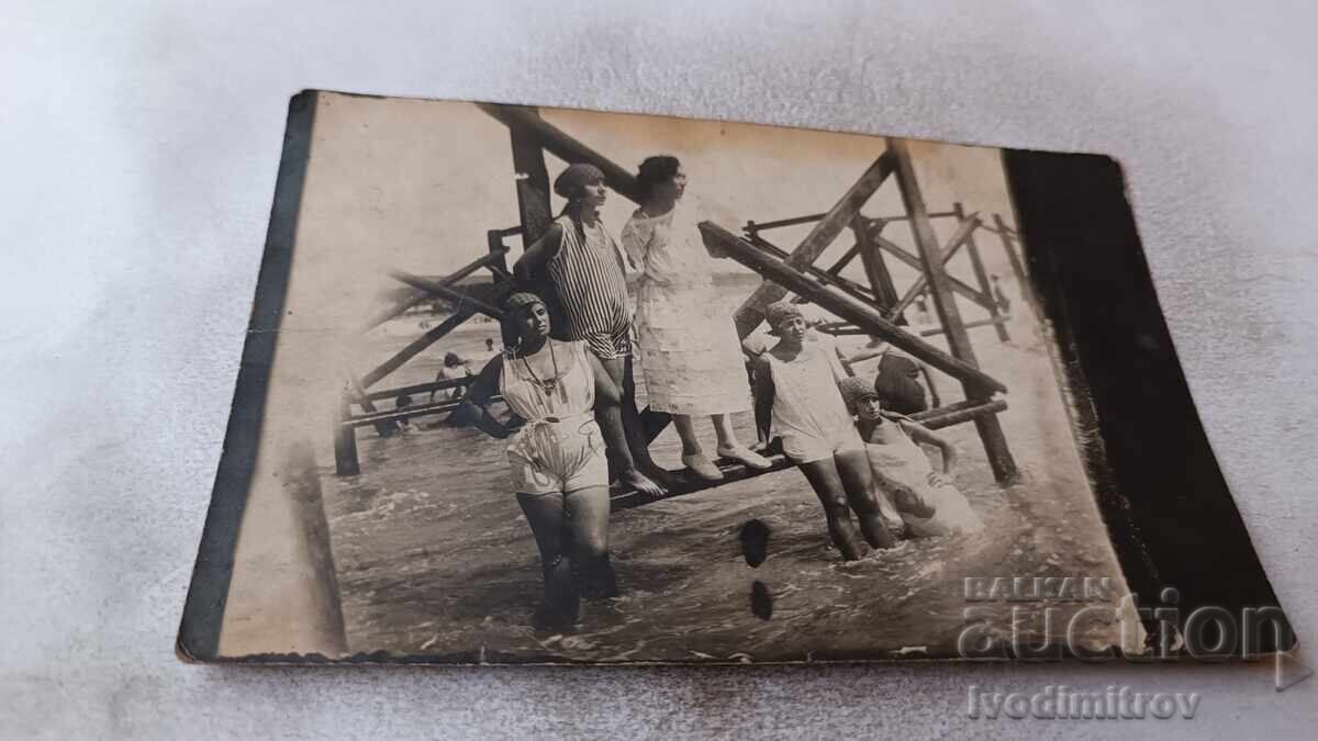 S-κα Νέες κοπέλες με ρετρό μαγιό στις βάσεις της προβλήτας