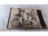 S-κα Νέες κοπέλες με ρετρό μαγιό στις βάσεις της προβλήτας