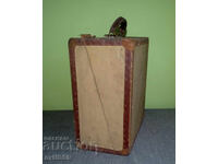 Vechi cufăr militar, trusă de prim ajutor, farmacie