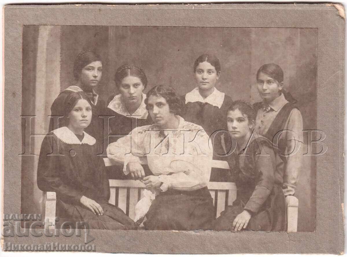 1917 СТАРА СНИМКА КАРТОН УЧЕНИЧКИ С УЧИТЕЛКА Е520