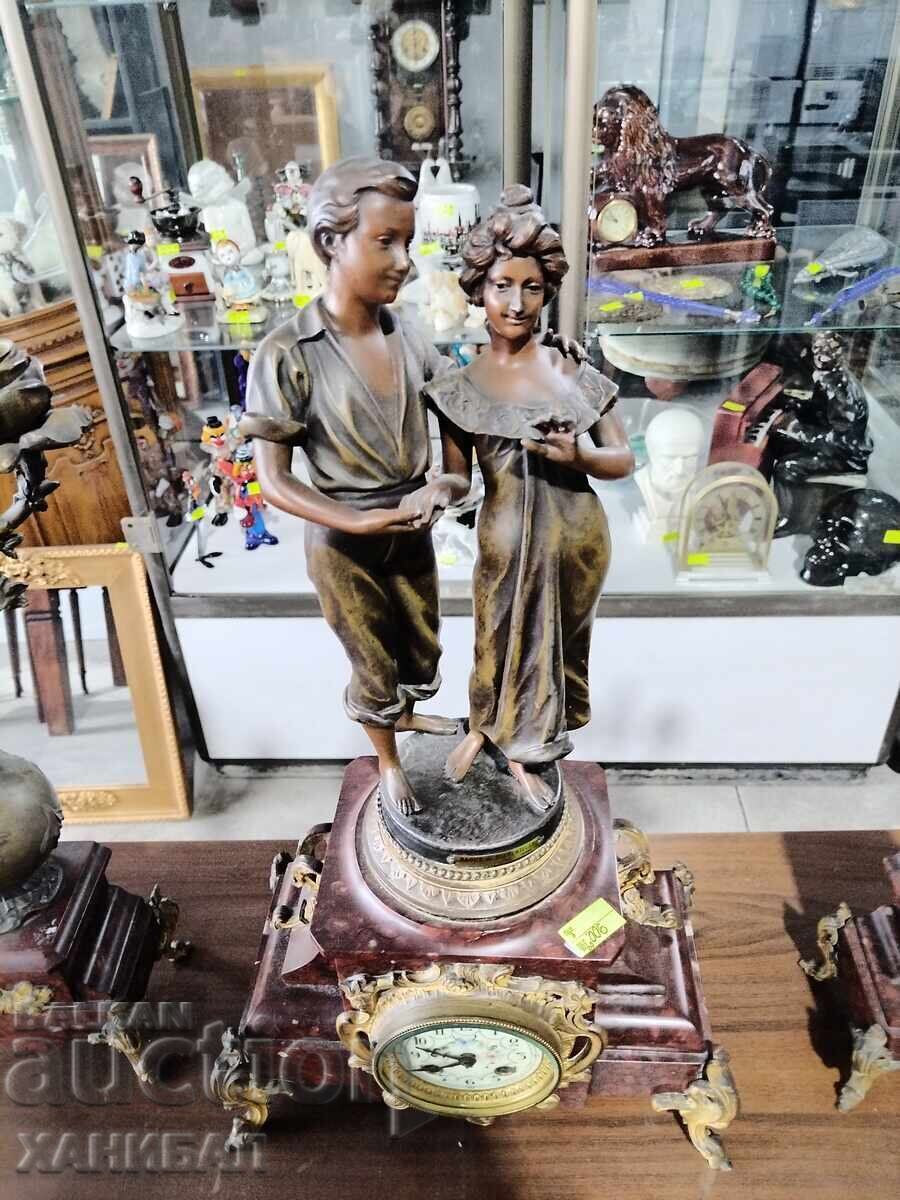 Παράδοση Όμορφο ρολόι τζακιού με δύο κηροπήγια