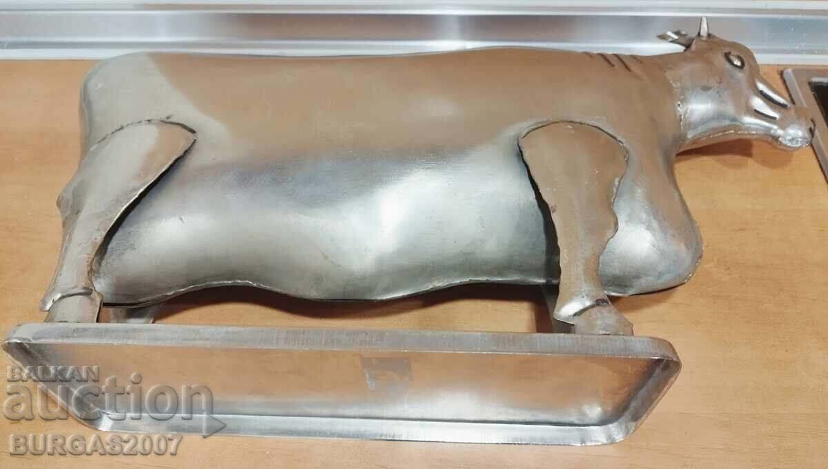 Delivery of Old metal figure, cow Delivery of Old metal figure, cow