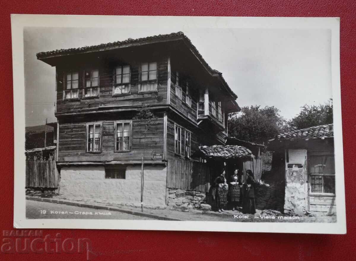 Cazan - Casă Veche Femei în Costume Populare