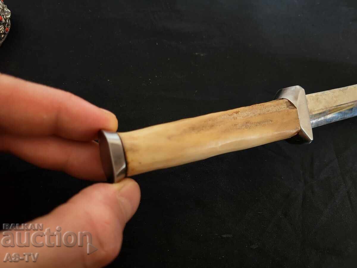 Cuțit lucrat manual, mâner din corn cu preț 155.00 BGN | € 79.25
