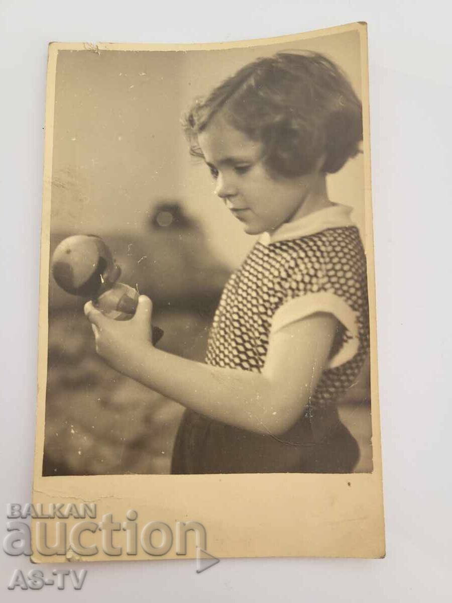 Fotografie veche Fetiță cu jucărie Fotografie veche Fetiță cu jucărie