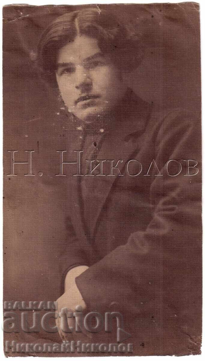 1914 FOTOGRAFIE VECHE PE HÂRTIE SUBȚIRE TÂNĂR ÎN STUDIO E532