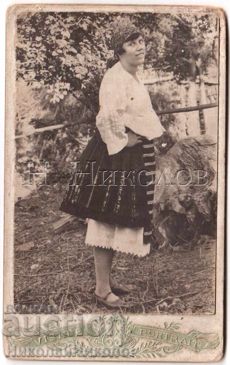 МАЛКА СТАРА СНИМКА КАРТОН МОМА В НАРОДНА НОСИЯ Е535