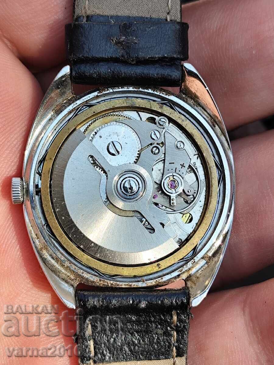 Delivery of ⌚️✨ Vintage ZentRa Safari Automatic Watch – Retro Classic Delivery of ⌚️✨ Vintage ZentRa Safari Automatic Watch – Retro Classic