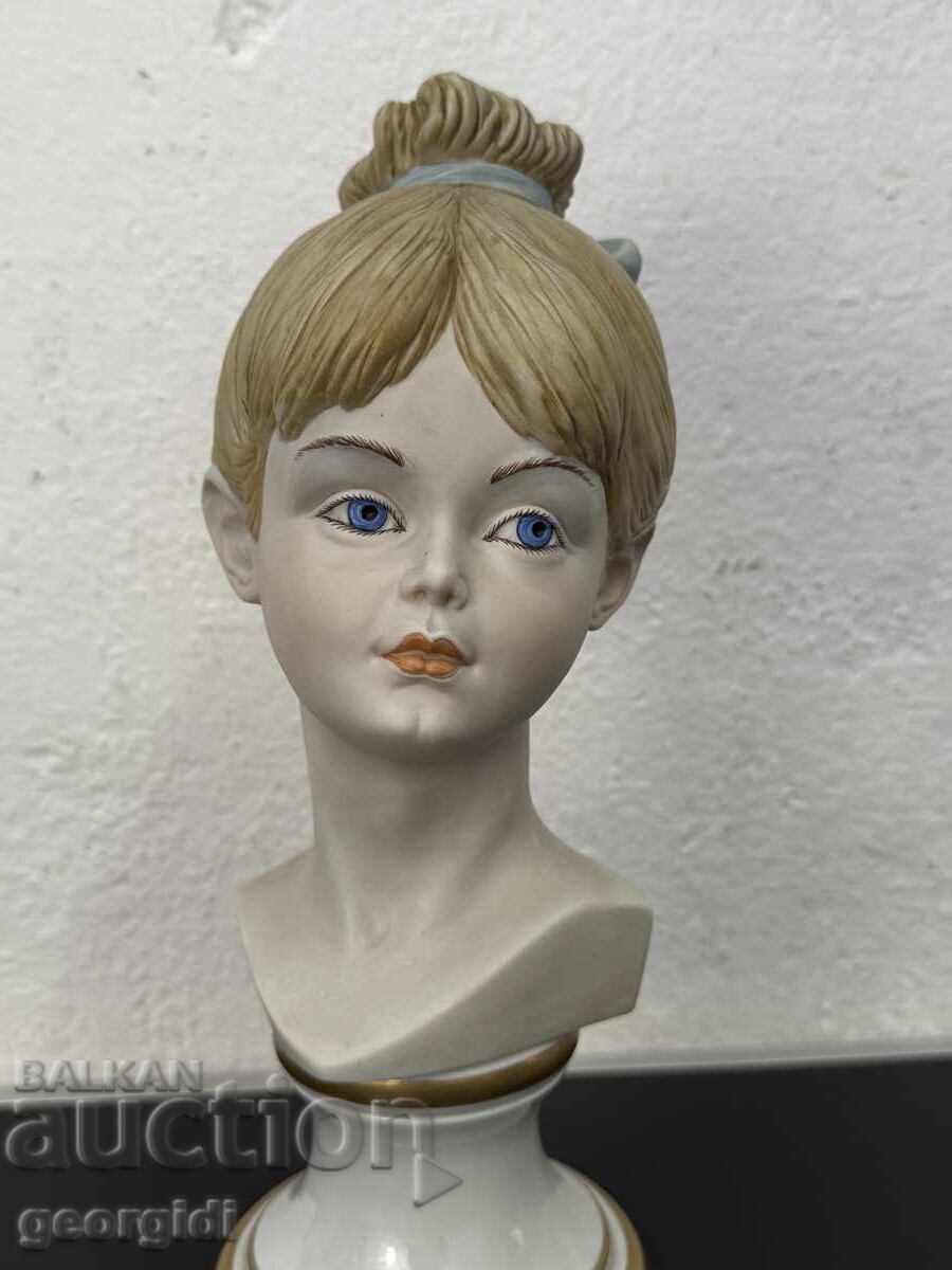 Porcelain bust of a woman - Capodimonte. No. 7511 with price 225.00 BGN | € 115.04