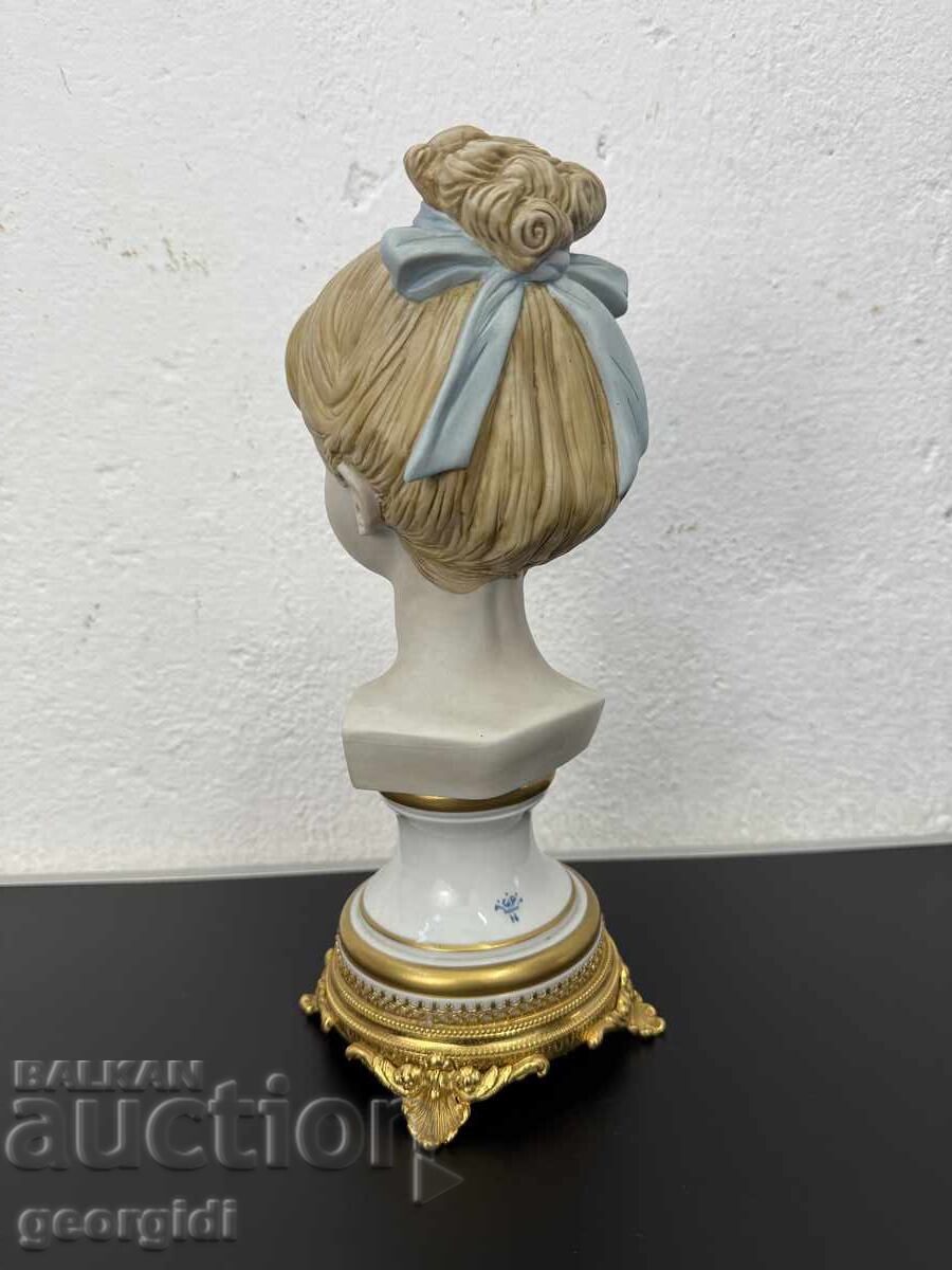Delivery of Porcelain bust of a woman - Capodimonte. No. 7511