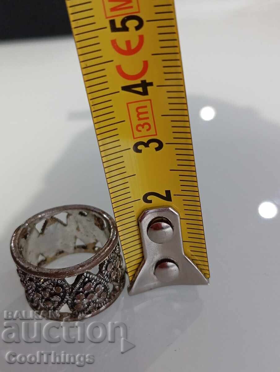 Un inel vechi cu preț 0.01 BGN | € 0.01 Un inel vechi cu preț 0.01 BGN | € 0.01