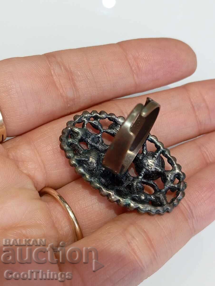 Livrarea Un inel vechi Livrarea Un inel vechi