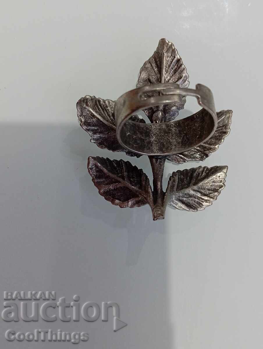 Livrarea Un inel vechi Livrarea Un inel vechi